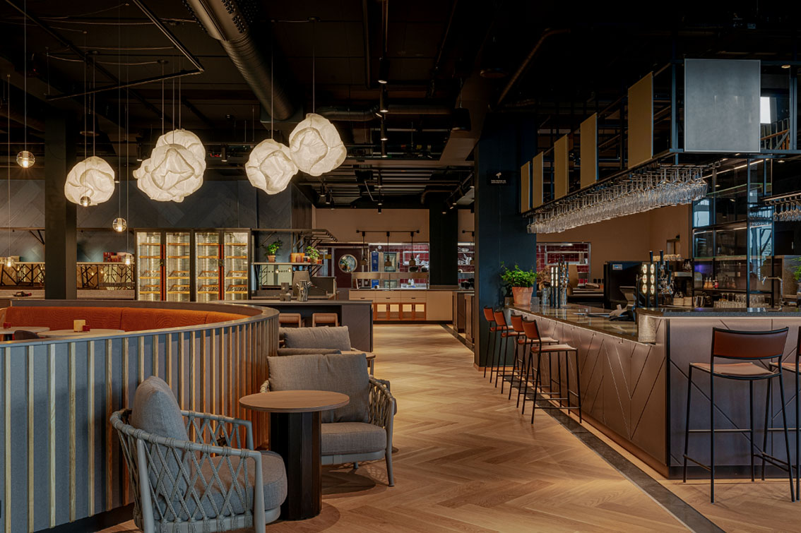 Bar and restaurant with open-kitchen