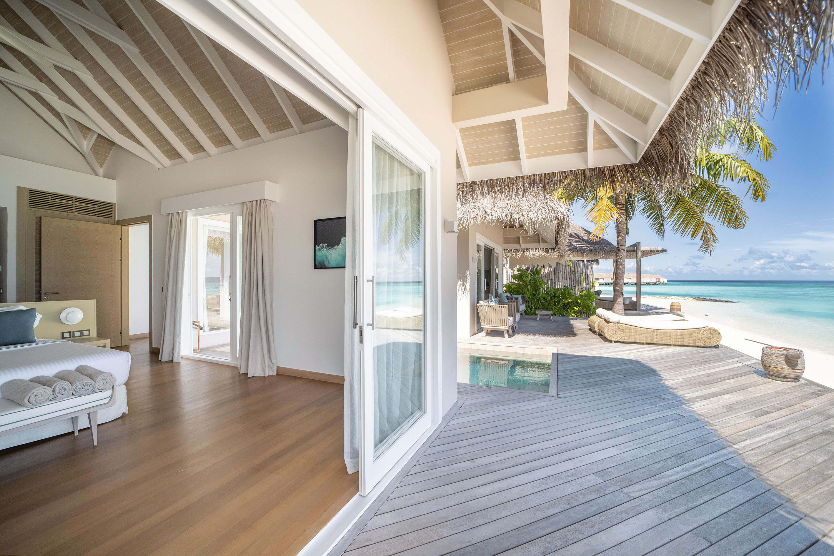 Pool Suite Beach Villa deck
