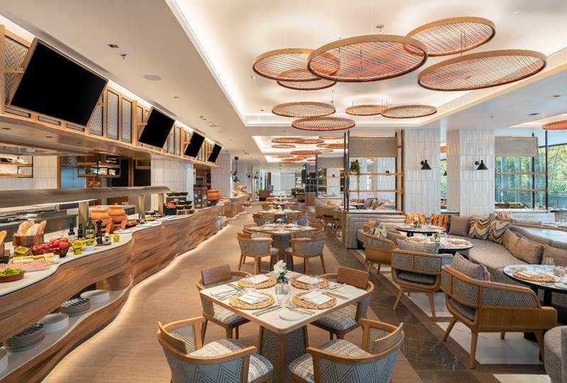 Laan Na Kitchen. A vibrant marketplace setting