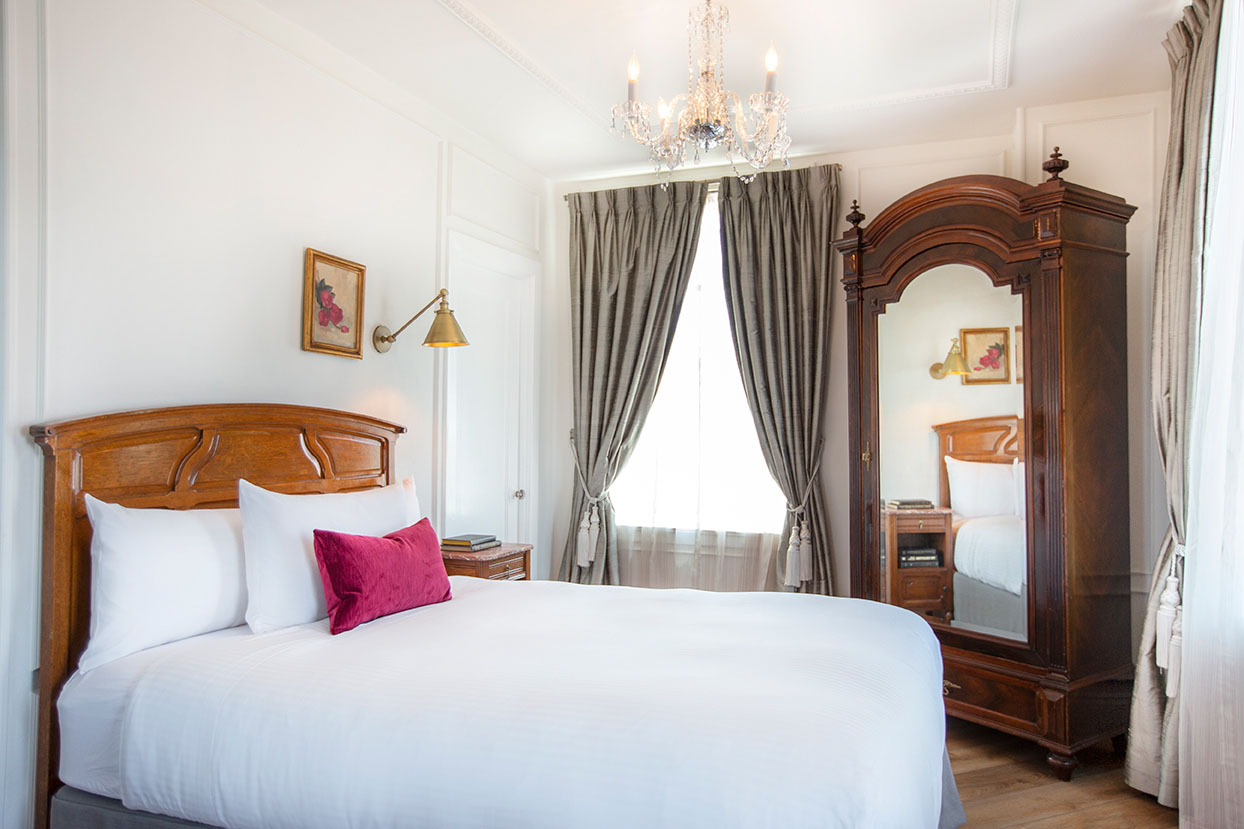 Classic Queen room. © 2017 Brooke Mason, all rights reserved