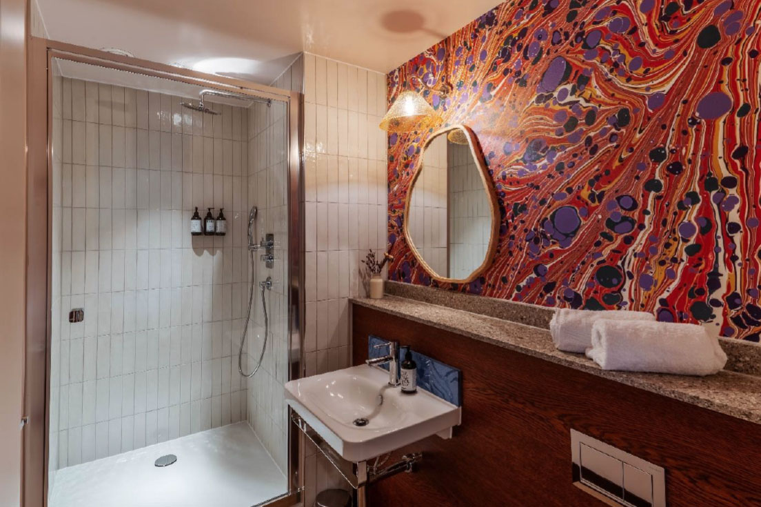 Bathroom wallpaper with marble effect
