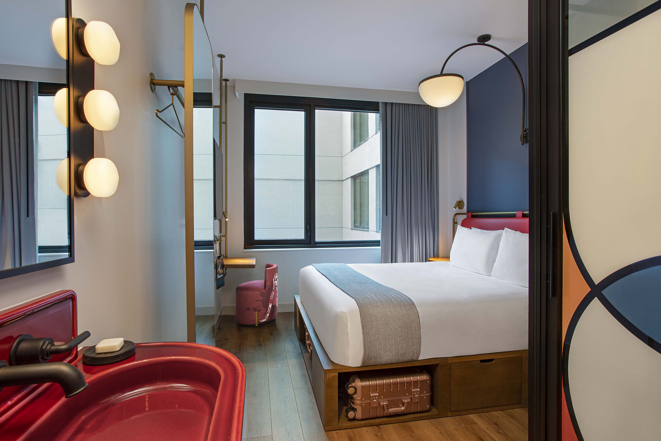 Guestroom Courtyard King Hero