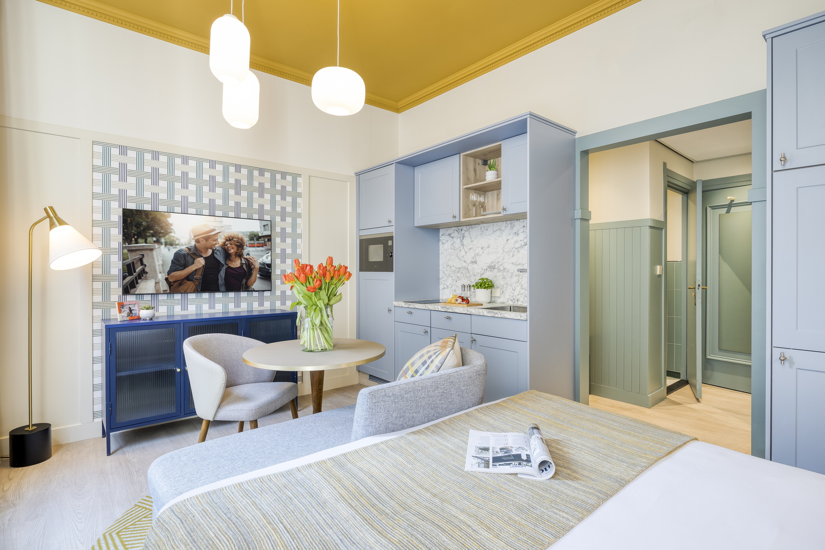 The character property is located in old weaver's houses in the historic centre of Amsterdam.