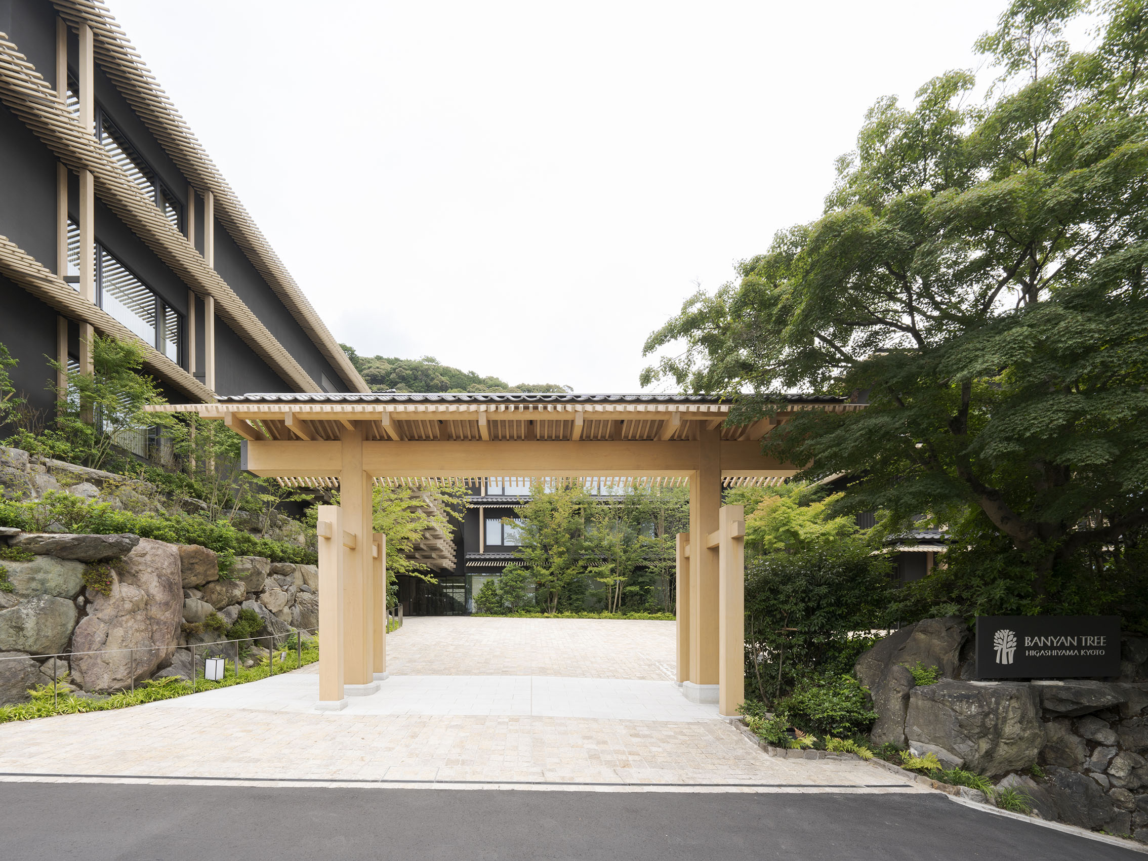 Banyan Tree Higashiyama Kyoto harmonises traditional Japanese architecture with modern elegance.