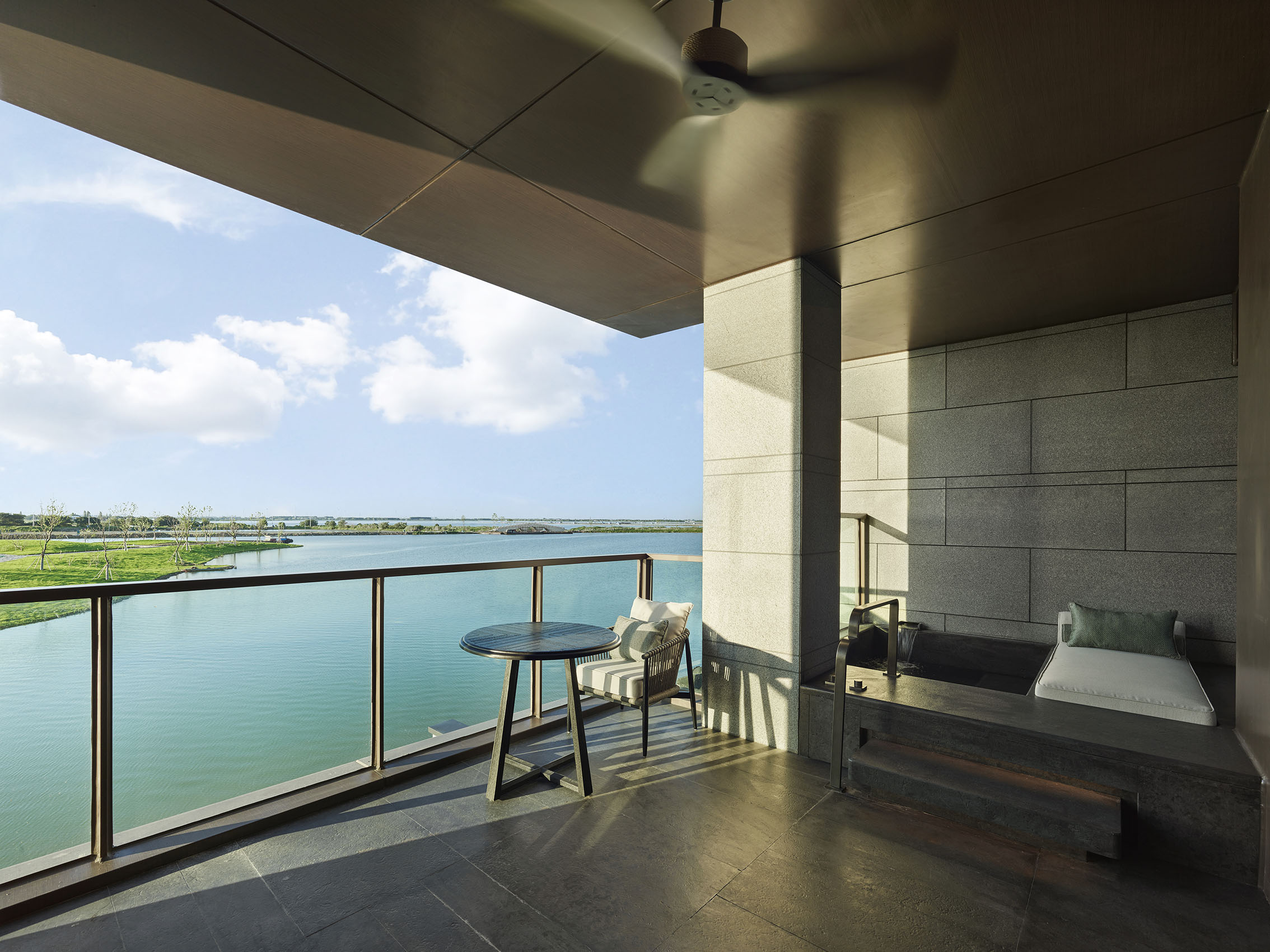 Banyan Tree Yangcheng Lake - Lakeview Pool Deluxe King Room - Balcony