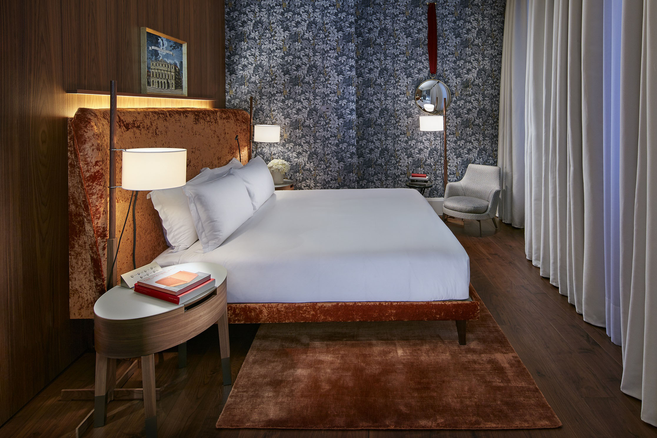 The king size bedroom, fully dressed with ‘Chiavi Segrete’ wallpaper.